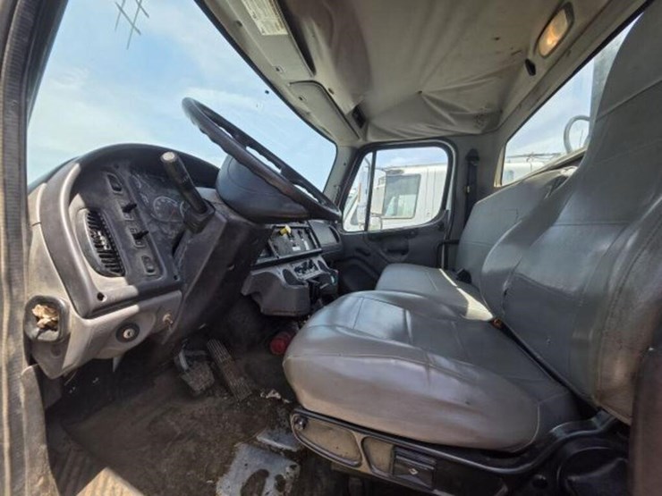 2015-freightliner-m2-106-image-5
