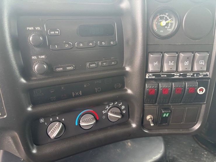 2009-gmc-7500-image-40