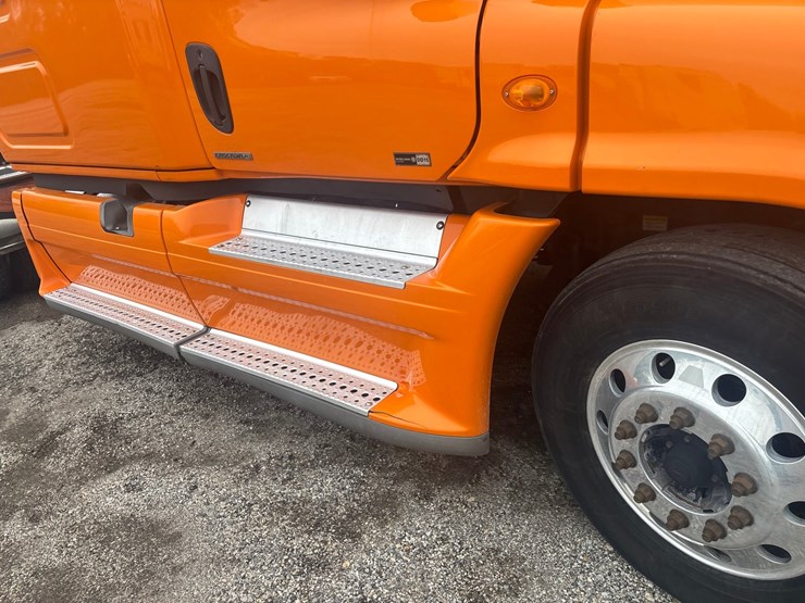 #2335-•-2012-freightliner-cascadia-sleeper-cab-truck-tractor-image-25