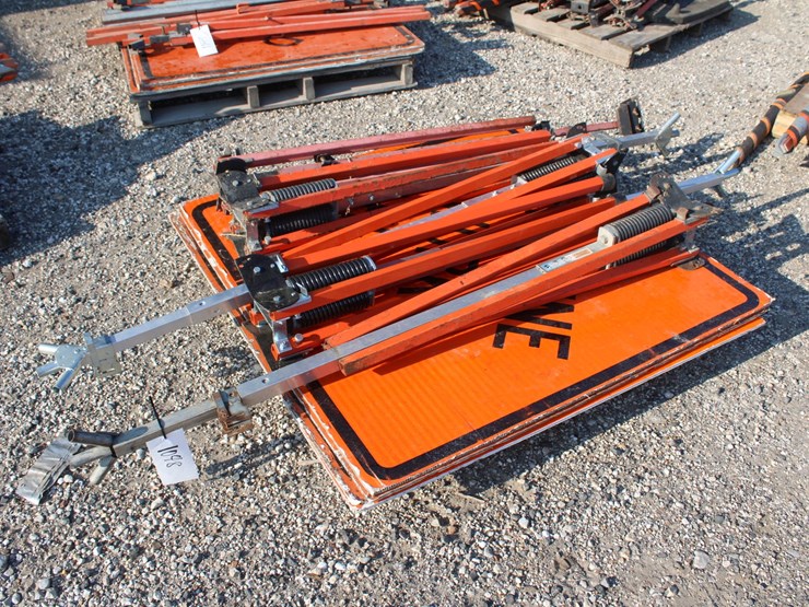#1048-•-(4)-pipeline-work-ahead-signs-and-stands-image-1