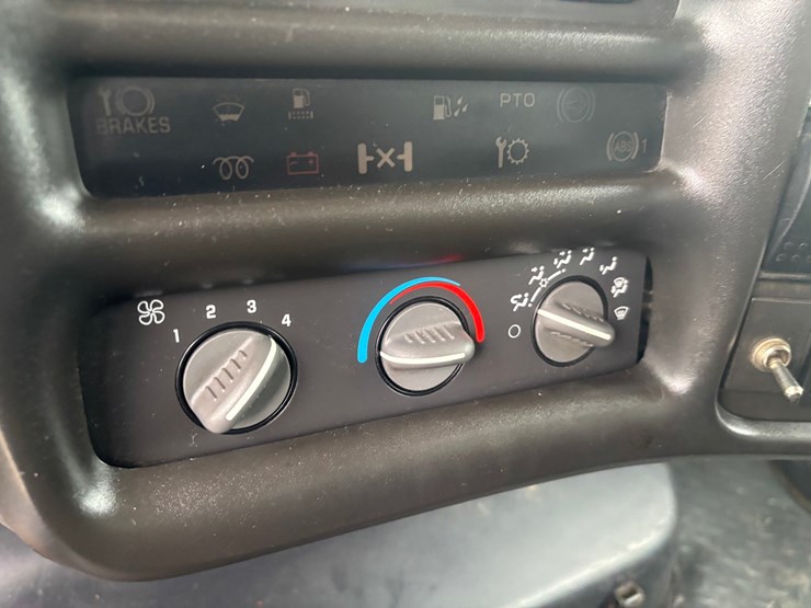 2009-gmc-7500-image-44