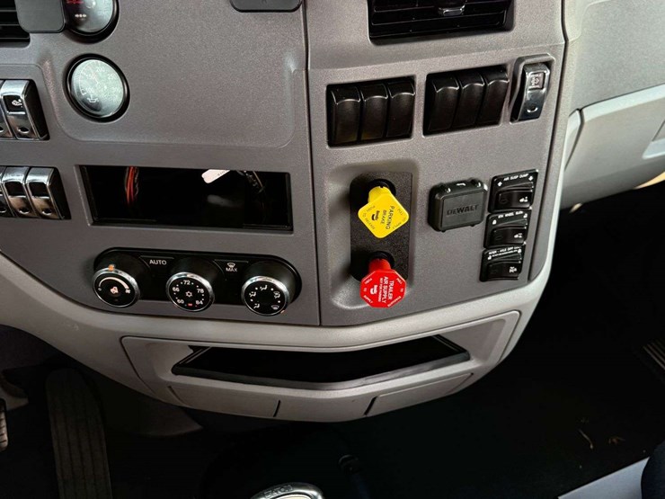 2015-peterbilt-579-image-43