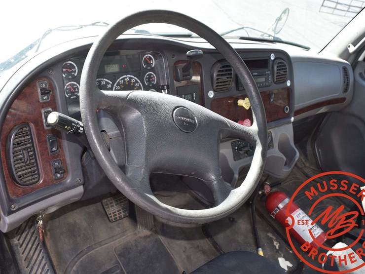 2007-freightliner-m2-106-image-27