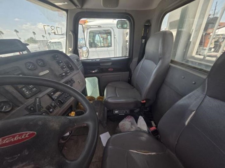 2018-peterbilt-367-image-10