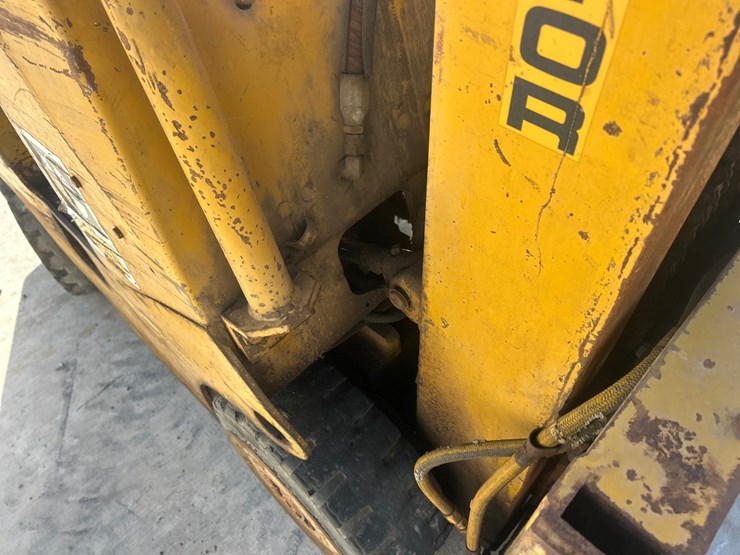 caterpillar-422s-image-18