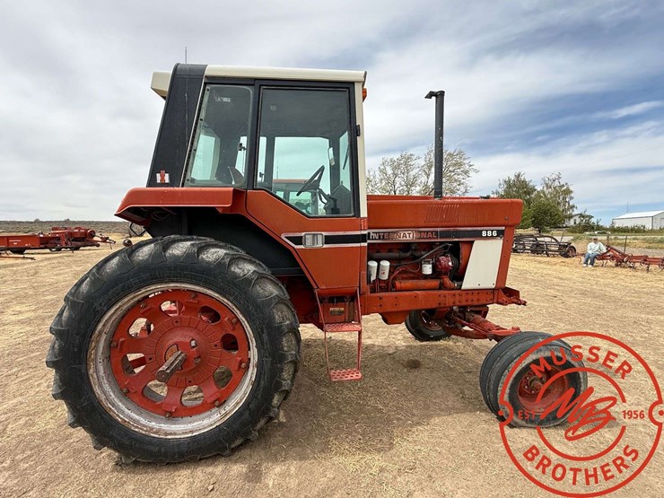 1978-international-886-tractor-image-3