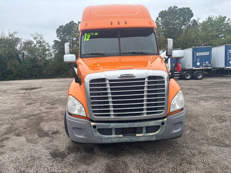 #2335-•-2012-freightliner-cascadia-sleeper-cab-truck-tractor-image-6