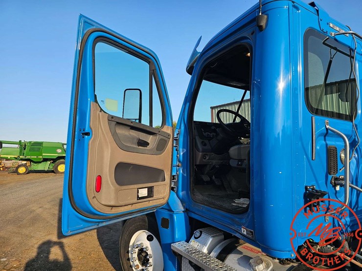 2012-freightliner-cascadia-125-image-12
