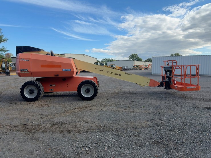 2017-jlg-600s-image-6