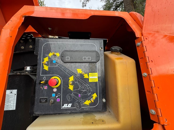 2011-jlg-600s-image-47
