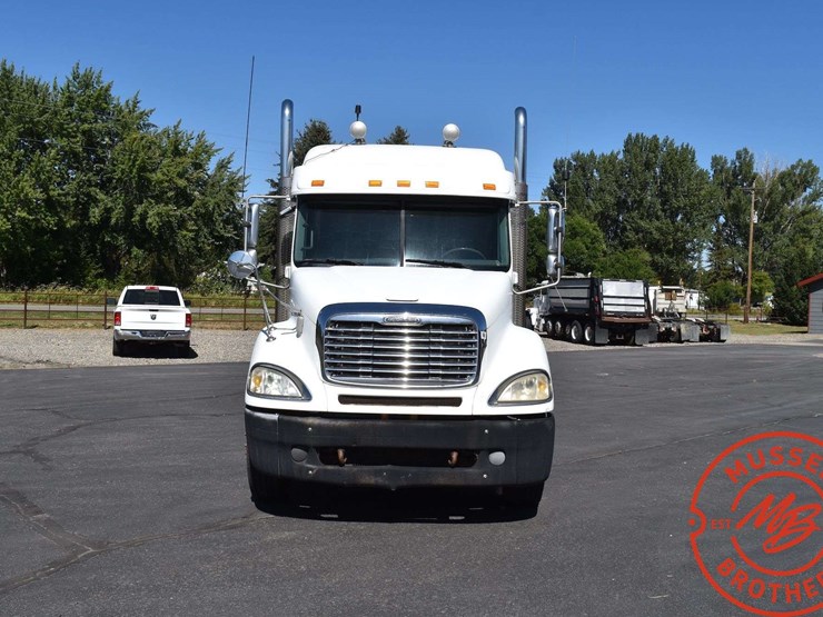 2006-freightliner-columbia-120-image-11