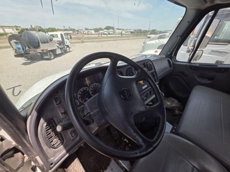 2015-freightliner-m2-106-image-6