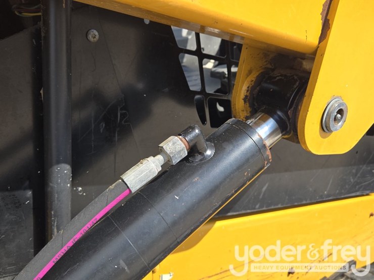 2023-caterpillar-259d3-image-32
