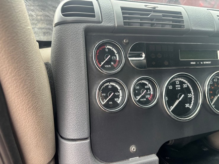 2013-freightliner-cascadia-125-image-69