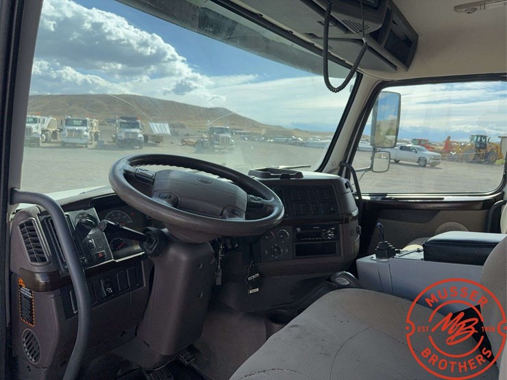 2016-volvo-vhd64f200-image-30