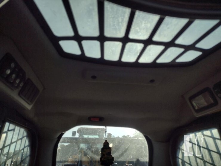 2015-caterpillar-287d-image-11