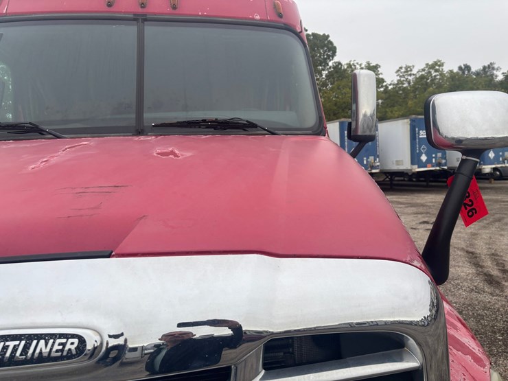 2013-freightliner-cascadia-125-image-18