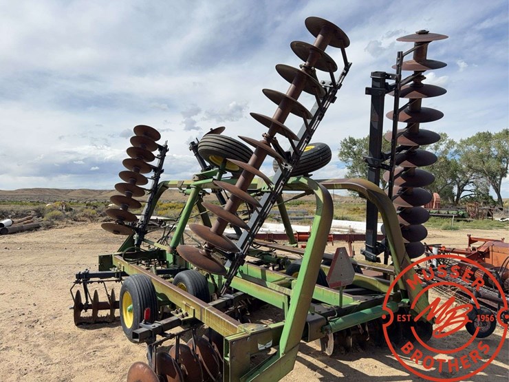 john-deere-235-image-7
