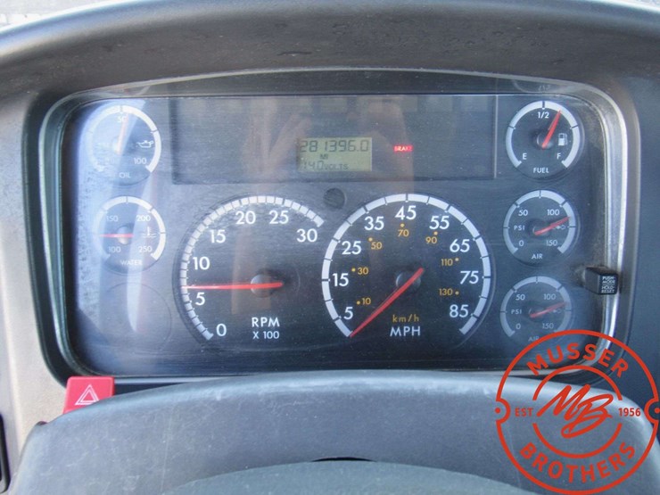 2003-freightliner-fl70-image-21