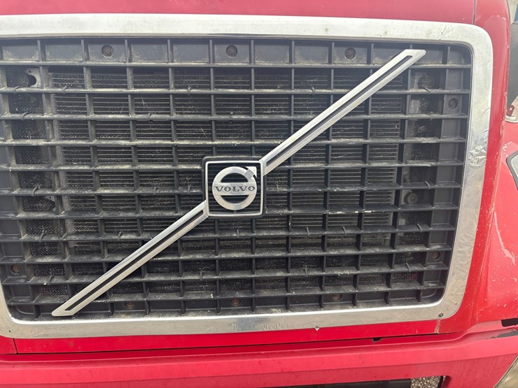 #2325-•-2010-volvo-vnl-sleeper-cab-truck-tractor-image-20