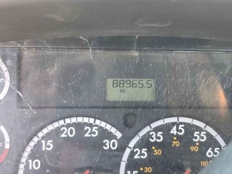 2015-freightliner-m2-106-image-7