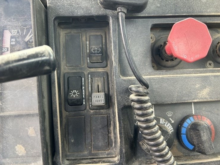 1992-international-8100-image-29