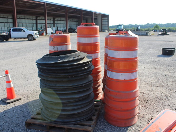 #1058-•-(16)-orange-traffic-barrels-image-1