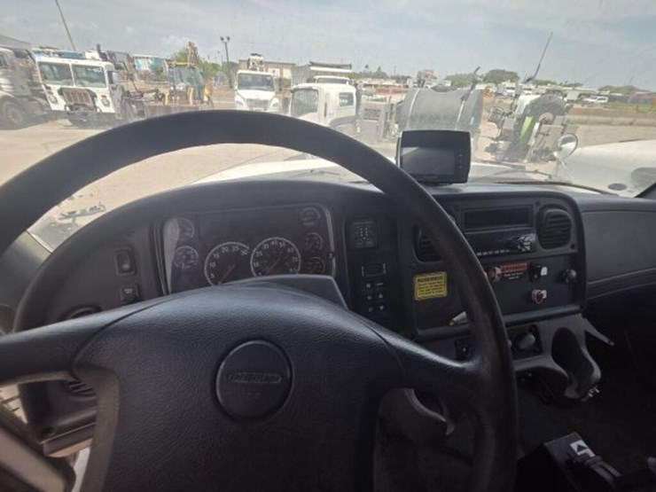 2018-freightliner-114sd-image-7