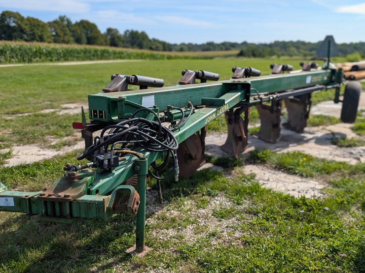 john-deere-2810-image-1