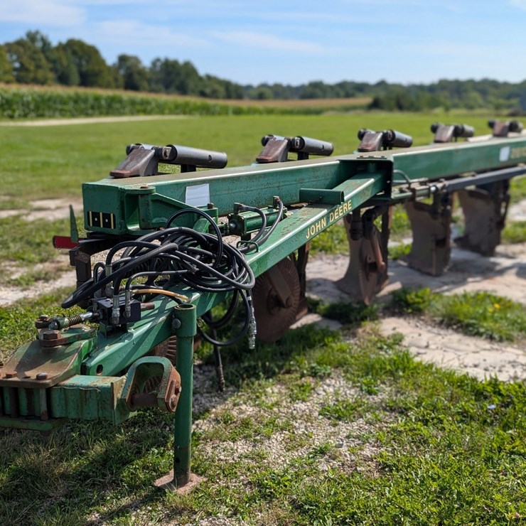 JOHN DEERE 2810