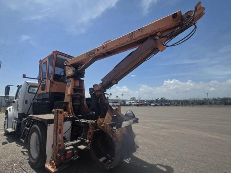 2018-freightliner-m2-106-image-5