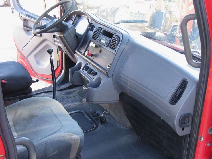 2003-freightliner-fl70-image-19