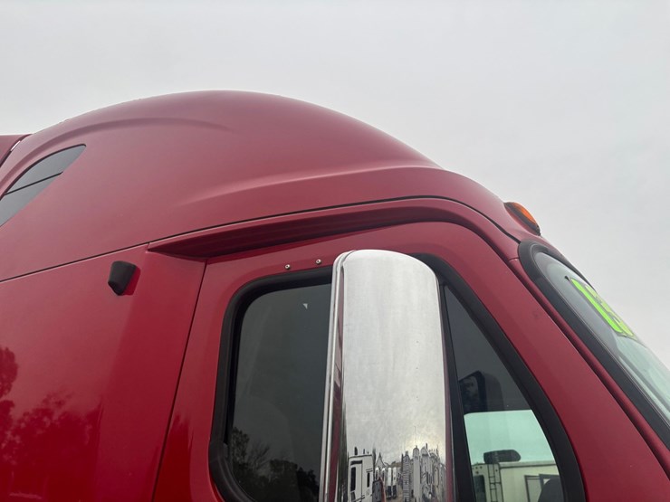 2013-freightliner-cascadia-125-image-24