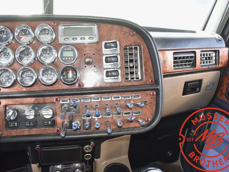 2005-peterbilt-379-image-50