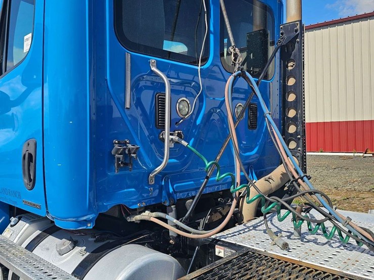 2012-freightliner-cascadia-125-image-3