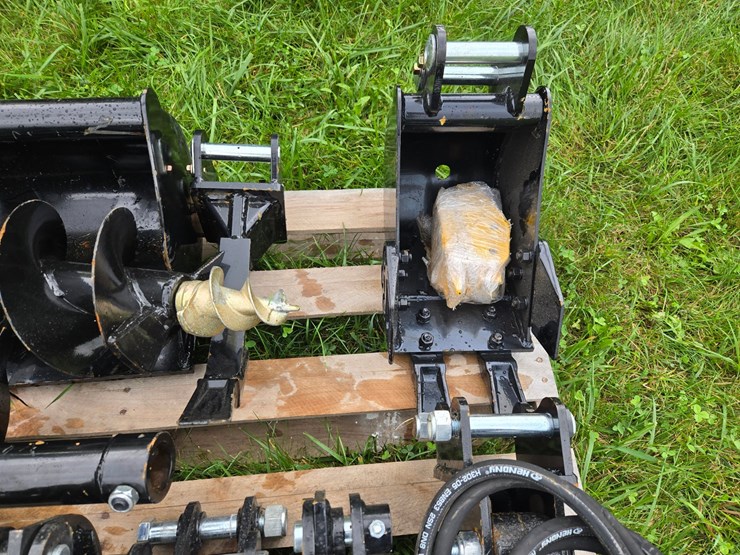 #2250-•-(edmore)mini-excavator-attachment-set-(one-damaged-auger)-see-pictures-image-3
