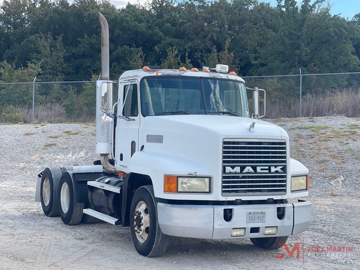 1999-mack-ch613-day-cab-truck-tractor-image-1