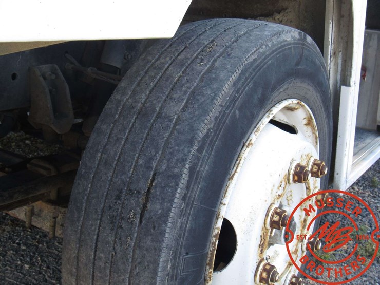 2005-freightliner-mt45-image-16