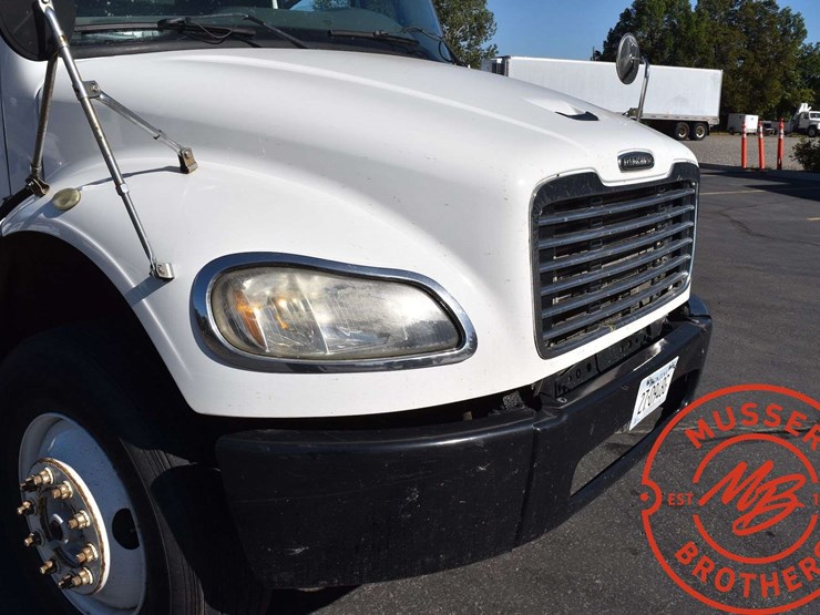 2007-freightliner-m2-106-image-14