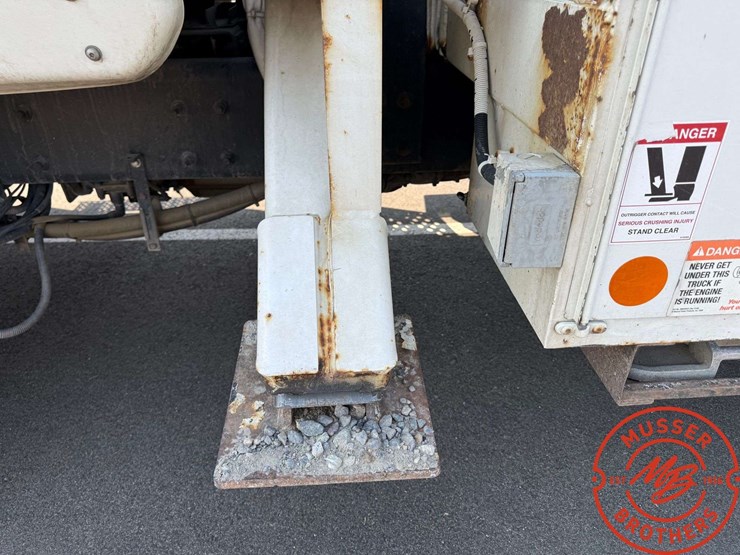 2014-international-7500-4x4-terex-bucket-truck-image-13