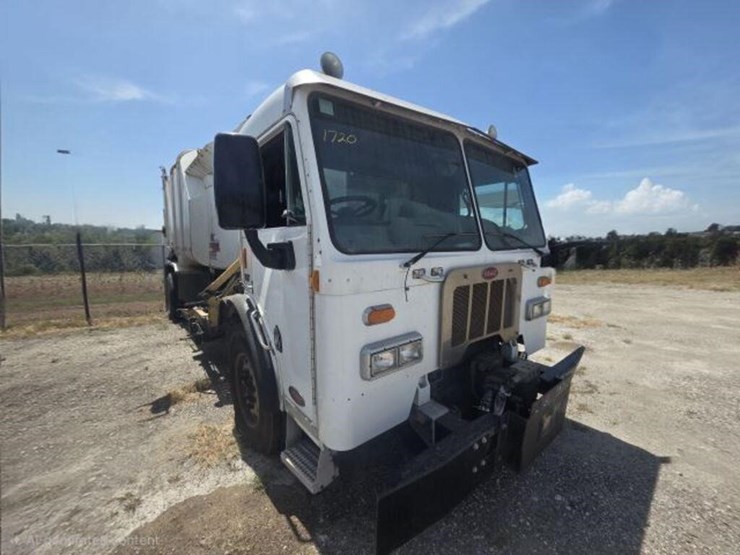 2014-peterbilt-320-image-2