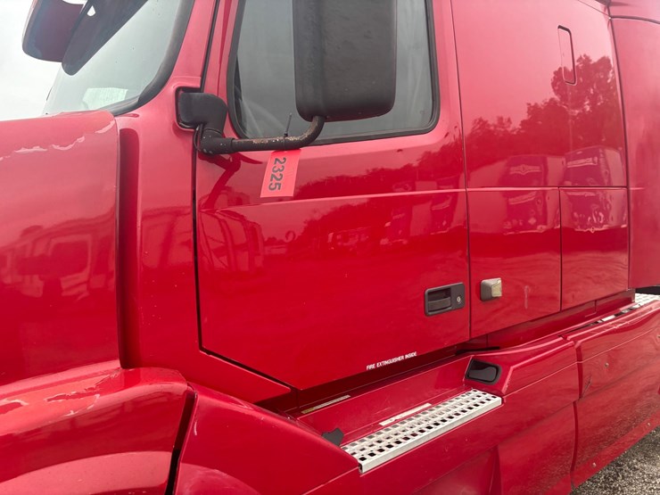 #2325-•-2010-volvo-vnl-sleeper-cab-truck-tractor-image-10