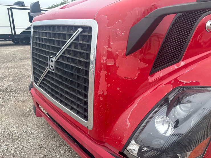 #2325-•-2010-volvo-vnl-sleeper-cab-truck-tractor-image-16