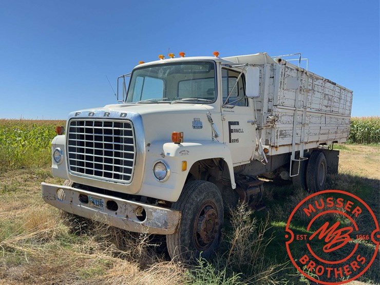 1980-ford-800-image-1