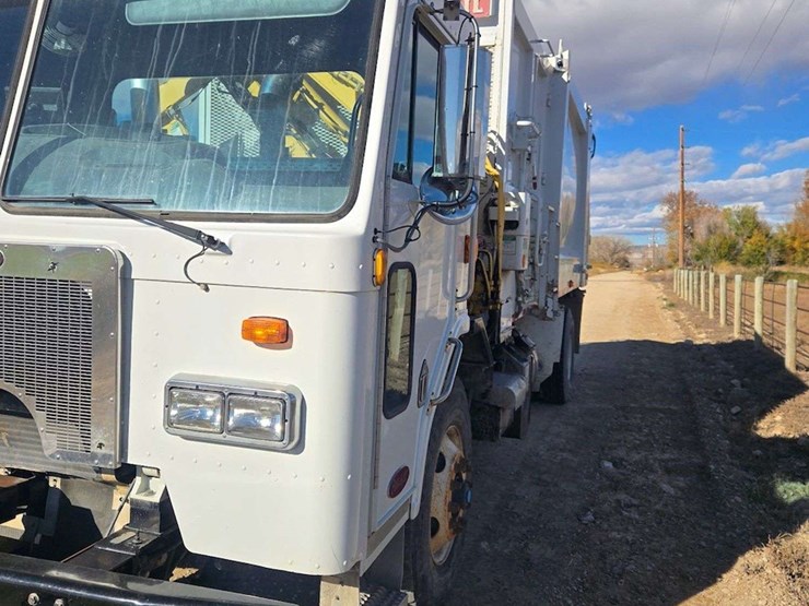 2008-peterbilt-320-image-2