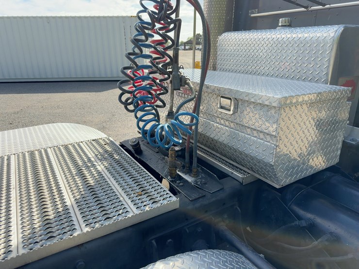 1996-peterbilt-379-image-14