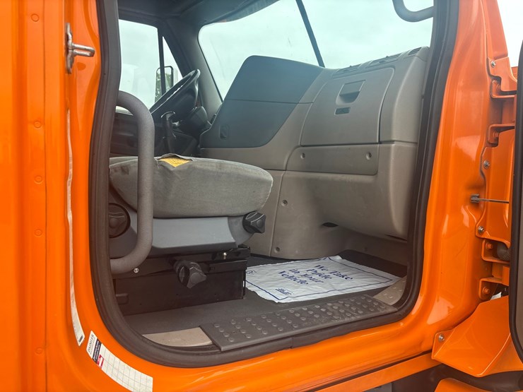 #2335-•-2012-freightliner-cascadia-sleeper-cab-truck-tractor-image-46