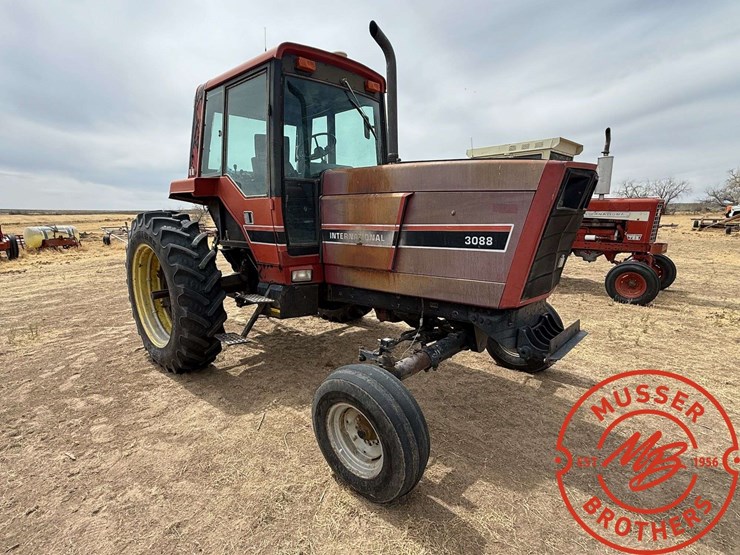 1982-international-3088-tractor-image-3