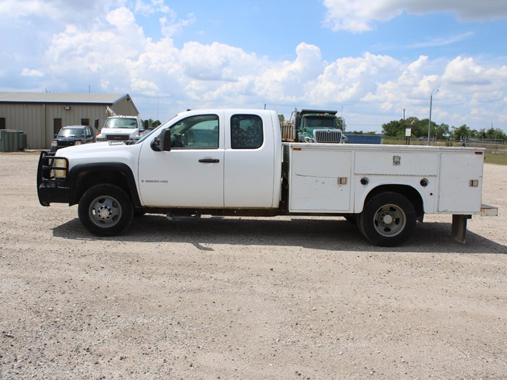 2008-chevrolet-3500-image-2