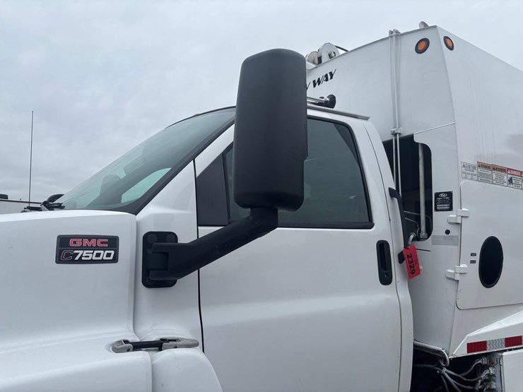 2009-gmc-7500-image-9